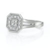 Bague en diamant octogonale avec une finition en argent, ornée de diamants étincelants, parfaite pour un engagement ou une occasion spéciale, offrant élégance et brillance.