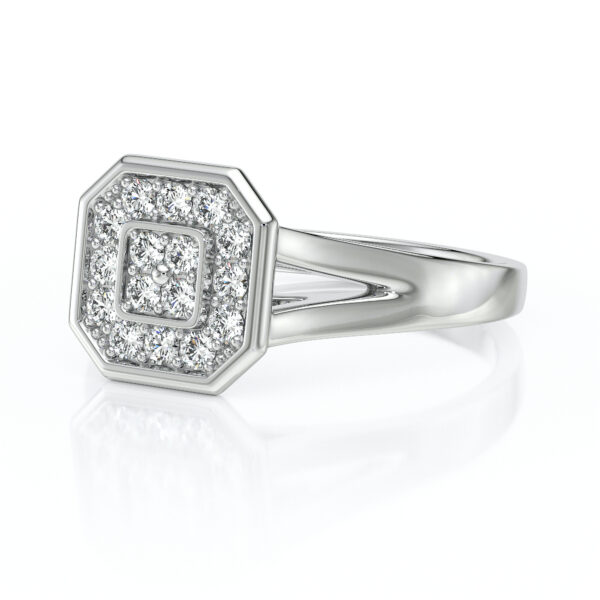 Bague en diamant octogonale avec une finition en argent, ornée de diamants étincelants, parfaite pour un engagement ou une occasion spéciale, offrant élégance et brillance.