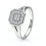 Bague en argent avec un design octogonal élégant, ornée de diamants scintillants. Cette bague raffinée est parfaite pour des occasions spéciales et apporte une touche de luxe. Idéale comme bague de fiançailles ou pour un cadeau mémorable, elle allie sophistication et modernité.