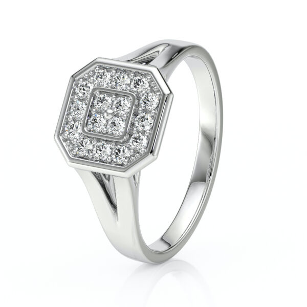 Bague en argent avec un design octogonal élégant, ornée de diamants scintillants. Cette bague raffinée est parfaite pour des occasions spéciales et apporte une touche de luxe. Idéale comme bague de fiançailles ou pour un cadeau mémorable, elle allie sophistication et modernité.