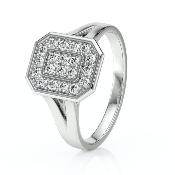 Bague en argent massif ornée de diamants, avec une forme octogonale centralisée, mettant en valeur un pavé de pierres précieuses scintillantes. Parfaite pour des occasions spéciales ou comme bijou de luxe, cette bague combine élégance et sophistication dans un design contemporain.