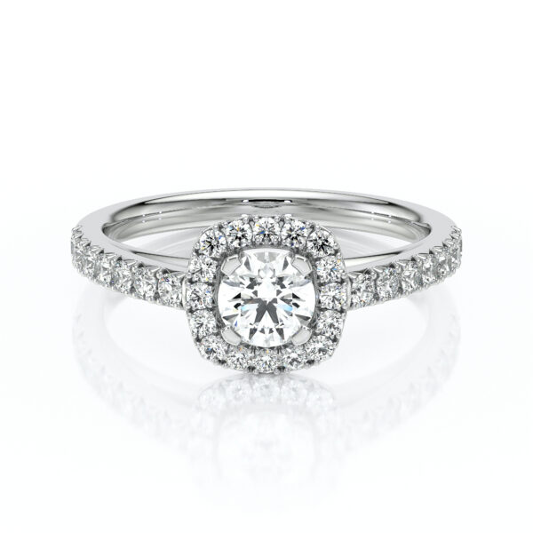 Bague de fiançailles élégante en or blanc ornée d'un diamant central de style vintage, entouré d'un halo de diamants plus petits sur l'anneau et sur les côtés, offrant une brillance exceptionnelle. Parfaite pour une proposition romantique ou un cadeau raffiné, associant sophistication et glamour.