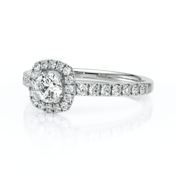 Bague en diamant en or blanc avec un serti en halo magnifique, mettant en valeur un diamant central rond entouré de petits diamants scintillants le long de l'anneau, parfaite pour une demande en mariage ou une occasion spéciale, modèle élégant et intemporel