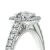 Bague de fiançailles en or blanc ornée d'un diamant central de coupe ronde, entourée de diamants sertis sur le pourtour et sur les côtés, modèle élégant et sophistiqué, parfait pour une demande en mariage.