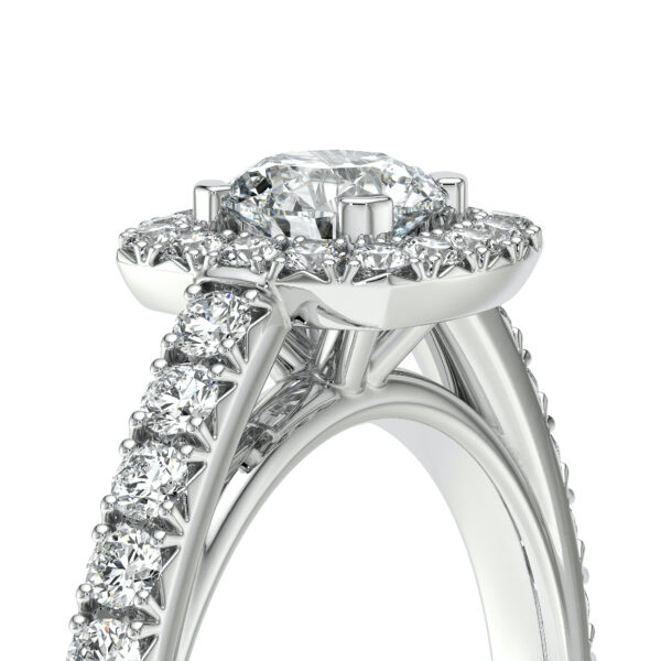 Bague de fiançailles en or blanc ornée d'un diamant central de coupe ronde, entourée de diamants sertis sur le pourtour et sur les côtés, modèle élégant et sophistiqué, parfait pour une demande en mariage.