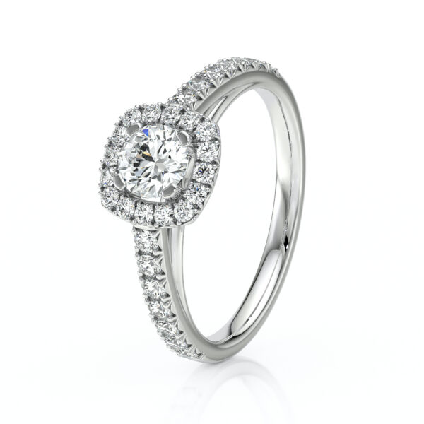 Bague en or blanc ornée d'un diamant central brillant, entouré de petits diamants en halo, avec une bande délicate en pierres précieuses. Modèle élégant et raffiné, parfait pour une demande en mariage ou une occasion spéciale.