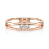 Bague en or rose moderne avec trois diamants de taille brillante, mettant en avant un design élégant et raffiné. Idéal pour fiançailles ou comme bijou tendance, cette bague allie sophistication et durabilité, parfaite pour célébrer un moment spécial.