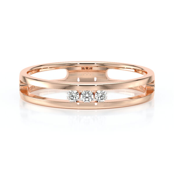 Bague en or rose moderne avec trois diamants de taille brillante, mettant en avant un design élégant et raffiné. Idéal pour fiançailles ou comme bijou tendance, cette bague allie sophistication et durabilité, parfaite pour célébrer un moment spécial.