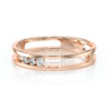 Bague en or rose moderne avec trois diamants brillants, design élégant et contemporain, idéale pour un engagement ou une occasion spéciale, élégance intemporelle, modèle de bijoux raffinés.
