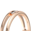 Bague en or rose moderne avec un design épuré, présentant un diamant brillant serti de manière délicate, idéale pour une occasion spéciale ou comme symbole d'engagement. Cette bague, ravissante et élégante, met en valeur un style contemporain. Modèle + diamant.