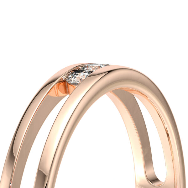 Bague en or rose moderne avec un design épuré, présentant un diamant brillant serti de manière délicate, idéale pour une occasion spéciale ou comme symbole d'engagement. Cette bague, ravissante et élégante, met en valeur un style contemporain. Modèle + diamant.