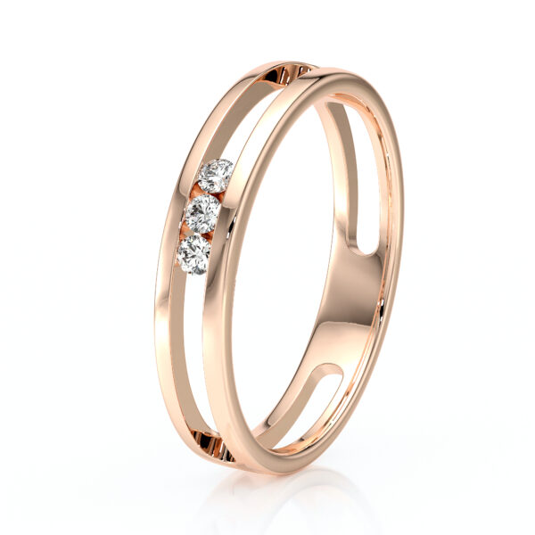 Bague en or rose moderne avec trois diamants brillants, design élégant et épuré, idéale pour les fiançailles ou comme bijou d'exception, ajoutant une touche de luxe à toute tenue.
