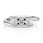 Bague en or 18 carats blanc avec trois diamants ronds sertis en demi clos sur un corps de bague ajouré