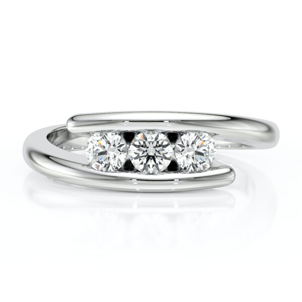 Bague en or 18 carats blanc avec trois diamants ronds sertis en demi clos sur un corps de bague ajouré