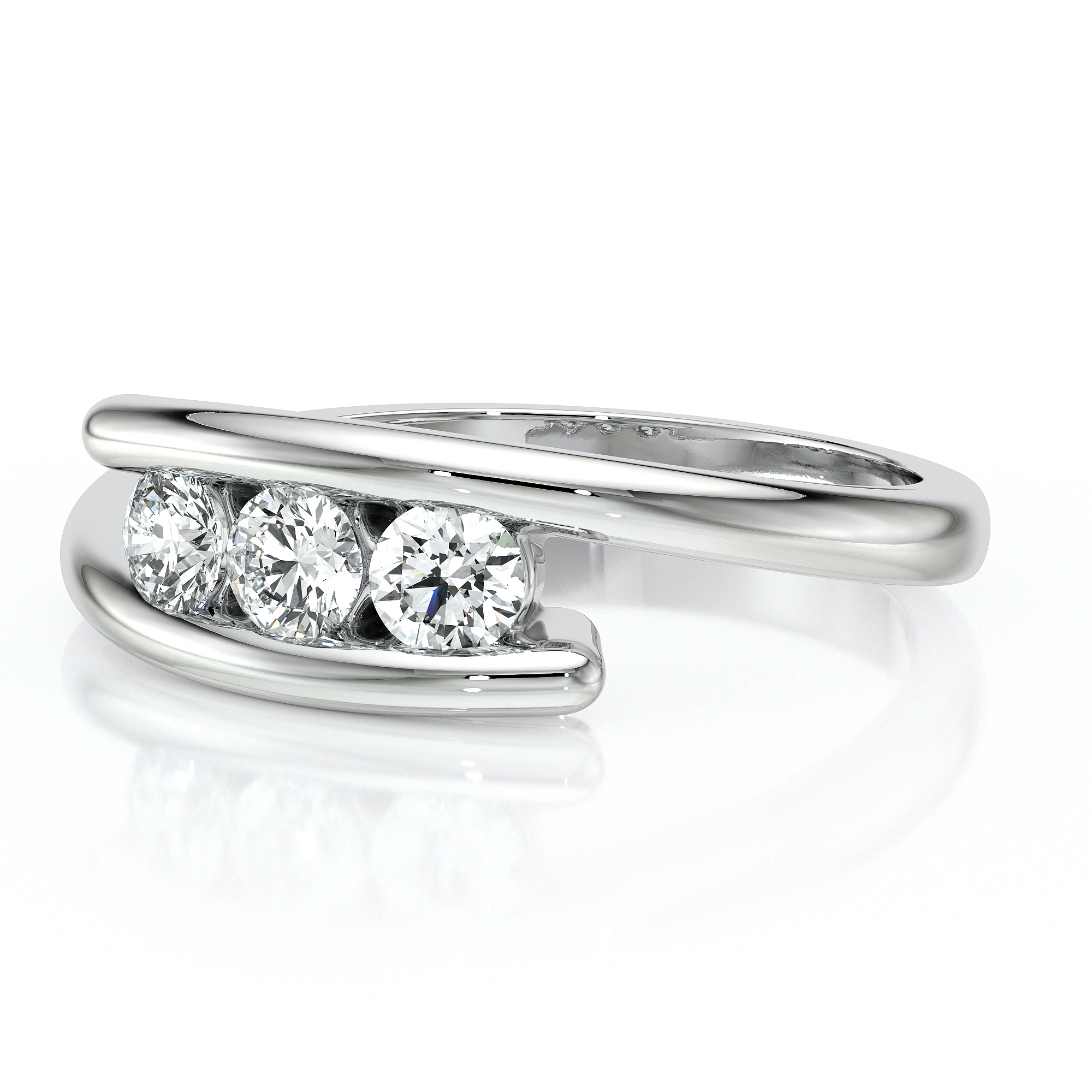 Bague en or 18 carats blanc avec trois diamants ronds sertis en demi clos sur un corps de bague ajouré