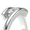 Bague en argent avec deux diamants brillants, design moderne et élégant. Cette bague représente un symbole d'amour éternel, idéale pour une proposition ou une occasion spéciale. Le éclat des diamants ajoute une touche de luxe, parfaite pour mettre en valeur le style personnel tout en étant un cadeau mémorable.