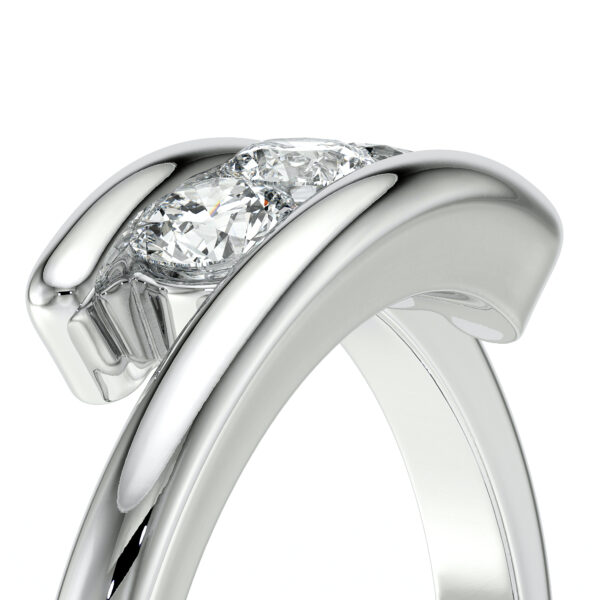 Bague en argent avec deux diamants brillants, design moderne et élégant. Cette bague représente un symbole d'amour éternel, idéale pour une proposition ou une occasion spéciale. Le éclat des diamants ajoute une touche de luxe, parfaite pour mettre en valeur le style personnel tout en étant un cadeau mémorable.