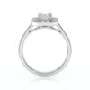 Bague de fiançailles en or blanc avec un diamant central carré et un design élégant, ornée de petits diamants sur le bandeau, parfaite pour une demande en mariage romantique. Modèle + diamant