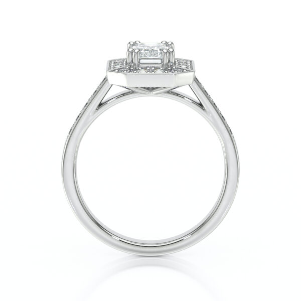 Bague de fiançailles en or blanc avec un diamant central carré et un design élégant, ornée de petits diamants sur le bandeau, parfaite pour une demande en mariage romantique. Modèle + diamant