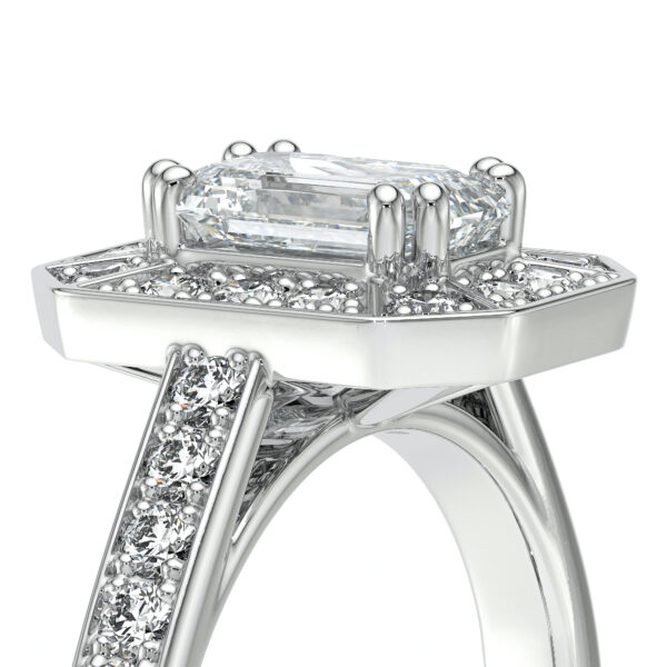 Bague en or blanc avec un diamant central de forme émeraude, entourée de petits diamants étincelants sur le band et la monture, design raffiné et moderne, idéale pour des fiançailles ou un cadeau spécial, mettant en avant l'élégance intemporelle et le luxe.