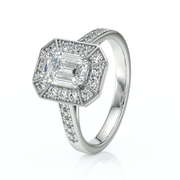 Bague en or blanc ornée d'un diamant central de taille émeraude, entourée de diamants ronds dans un design élaboré en forme d'hexagone. Idéale pour les fiançailles ou les occasions spéciales, la bague propose un éclat éblouissant qui attire tous les regards. Modèle élégant et sophistiqué, parfait pour les amoureux de la bijouterie de luxe.