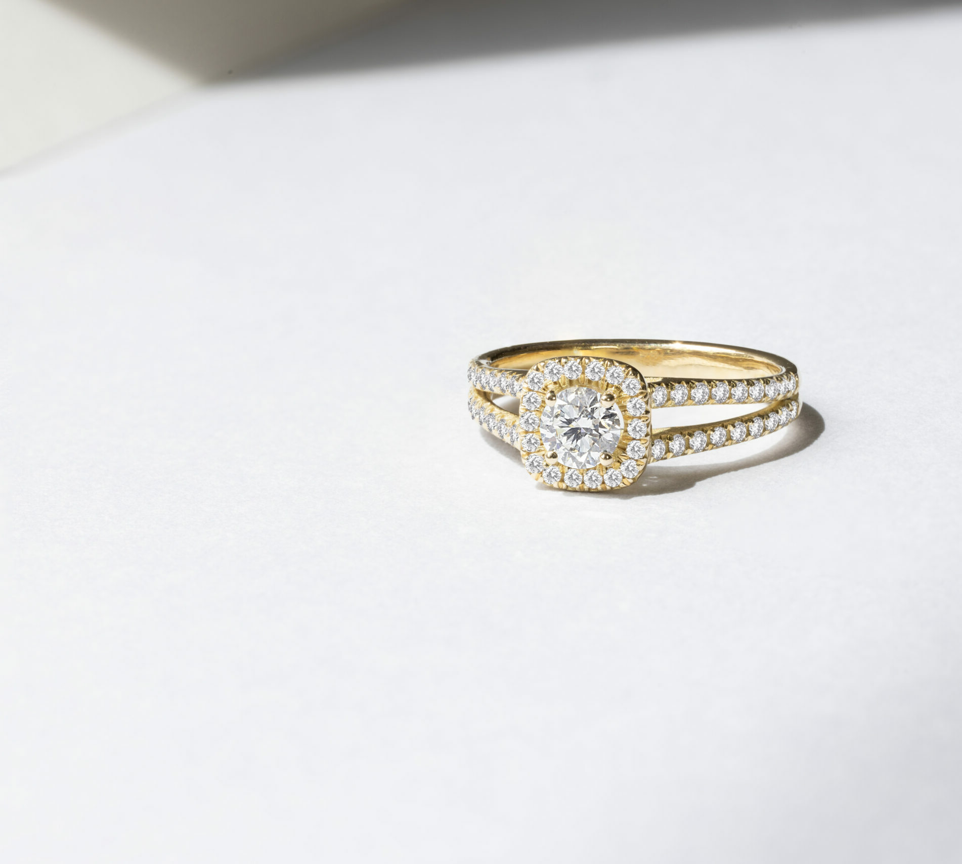 Bague en or avec diamants, modèle Halo, mettant en valeur un diamant central entouré de petites pierres précieuses, idéale pour une demande en mariage ou une occasion spéciale, avec un design élégant et intemporel qui attire le regard.