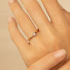 Bague en or avec un diamant brillant en forme de rond montée sur un anneau délicat, mise en valeur sur une main féminine. Cette bague raffinée est idéale pour des occasions spéciales comme un fiançailles ou un cadeau romantique, combinant élégance intemporelle et modernité. Modèle + diamant.