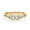 Bague avec trois diamants un rond et deux en poire sertis sur une monture en or 18 carats jaune