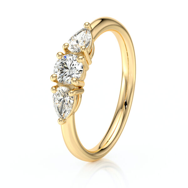 Bague avec trois diamants un rond et deux en poire sertis sur une monture en or 18 carats jaune