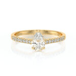 Solitaire bague de fiançailles sertie d'un diamant ovale et de diamants de pavage sur le corps de bague en or 18 carats