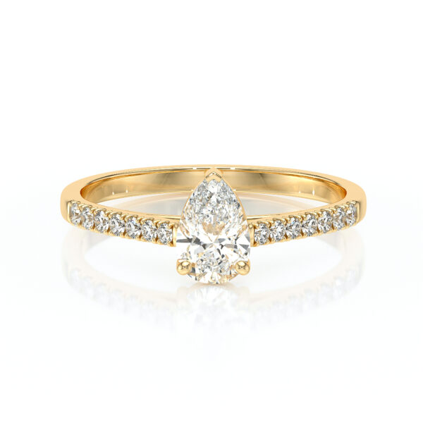 Solitaire bague de fiançailles sertie d'un diamant ovale et de diamants de pavage sur le corps de bague en or 18 carats