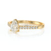 Solitaire bague de fiançailles sertie d'un diamant ovale et de diamants de pavage sur le corps de bague en or 18 carats