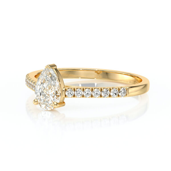 Solitaire bague de fiançailles sertie d'un diamant ovale et de diamants de pavage sur le corps de bague en or 18 carats