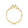 Solitaire bague de fiançailles sertie d'un diamant ovale et de diamants de pavage sur le corps de bague en or 18 carats