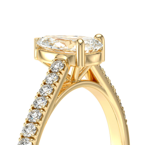 Solitaire bague de fiançailles sertie d'un diamant ovale et de diamants de pavage sur le corps de bague en or 18 carats