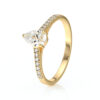 Solitaire bague de fiançailles sertie d'un diamant ovale et de diamants de pavage sur le corps de bague en or 18 carats