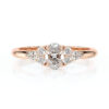 Solitaire épaulé bague diamant ovale, diamant poire et diamant rond or rose 18 carats