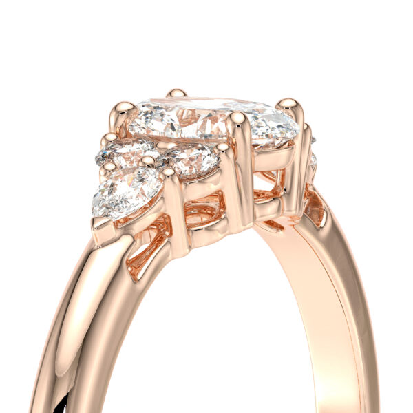 Solitaire épaulé bague diamant ovale, diamant poire et diamant rond or rose 18 carats