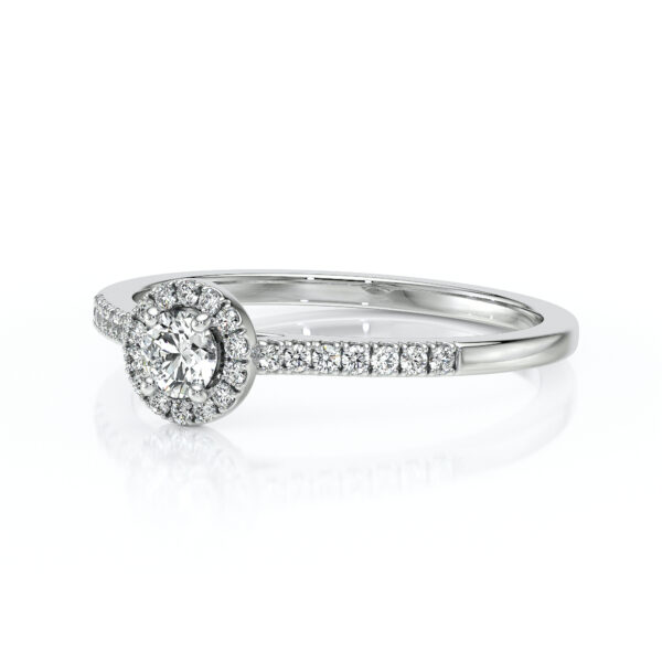 Bague en forme ronde en or blanc 18 carats avec des diamants sertis à la main