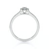 Bague en forme ronde en or blanc 18 carats avec des diamants sertis à la main