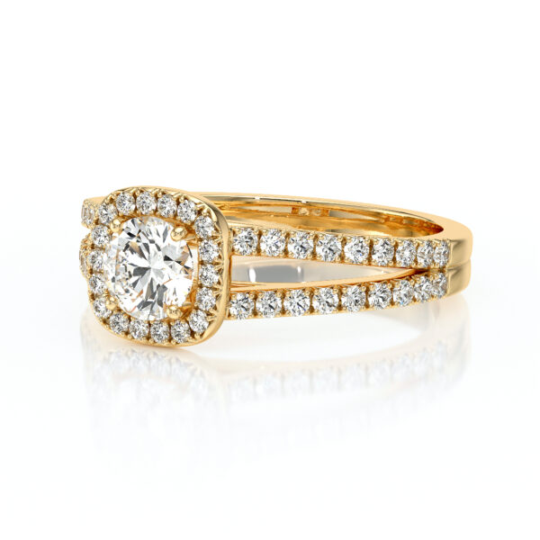 Bague en forme ronde en or jaune 18 carats avec des diamants sertis à la main
