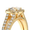 Bague en forme ronde en or jaune 18 carats avec des diamants sertis à la main