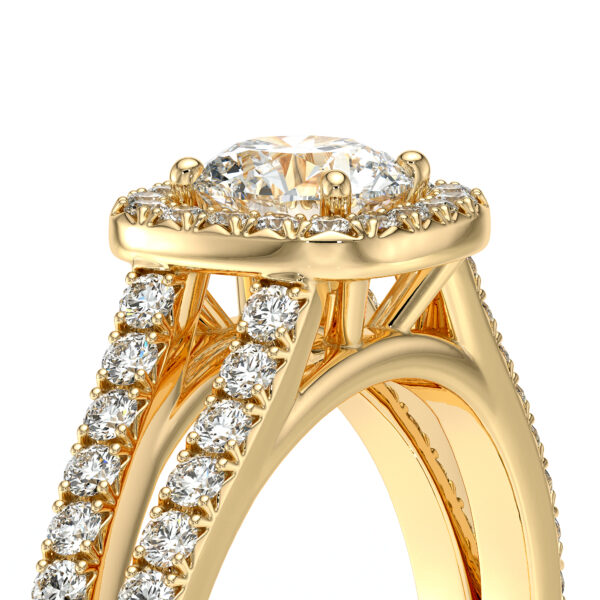 Bague en forme ronde en or jaune 18 carats avec des diamants sertis à la main