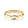 Solitaire diamant pour fiançailles avec un diamant rond serti de 4 griffes et un croisé sous le diamant, monté sur or 18 carats