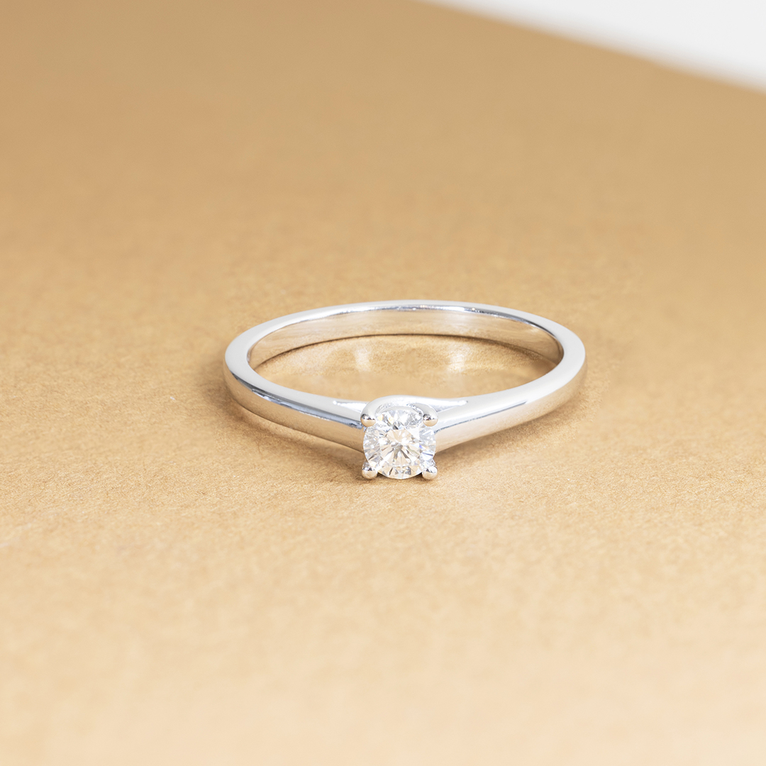 Bague en argent avec un diamant carré centré, élégant design moderne, parfaite pour une demande en mariage ou une occasion spéciale.