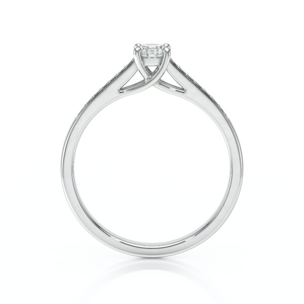 Bague de fiançailles en or blanc avec un diamant central brillant entouré de petits diamants sur les côtés, design élégant et moderne, symbole d'amour éternel, parfaite pour un engagement ou une occasion spéciale.