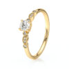 Bague de fiançailles en or jaune avec un diamant central brillant entouré de petits diamants sur les côtés, design élégant et moderne, symbole d'amour éternel, parfaite pour un engagement ou une occasion spéciale.