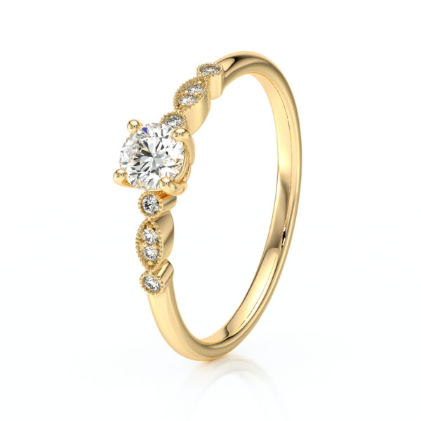 Bague de fiançailles en or jaune avec un diamant central brillant entouré de petits diamants sur les côtés, design élégant et moderne, symbole d'amour éternel, parfaite pour un engagement ou une occasion spéciale.