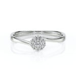 Bague en forme ronde en or blanc 18 carats avec des diamants sertis à la main