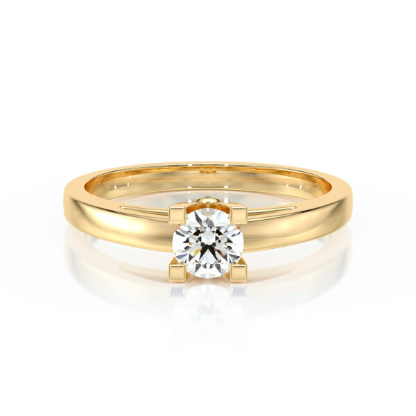 Bague en or jaune avec un diamant rond au centre, illustrant un design élégant et contemporain, idéale pour une demande en mariage ou une célébration spéciale, mettant en valeur la beauté du diamant et la qualité artisanale de la bijouterie.